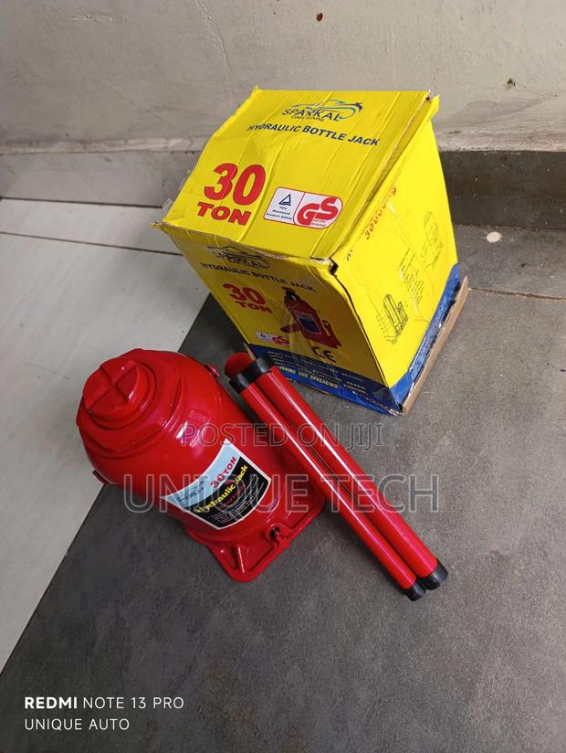 30 Ton Steel Hydraulic Jack – Lifts Heavy Loads