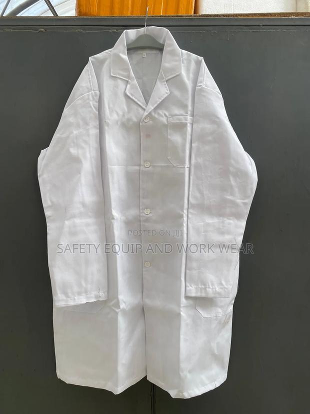 Heavy Duty Safety White Labcoats For Chemical Protection.