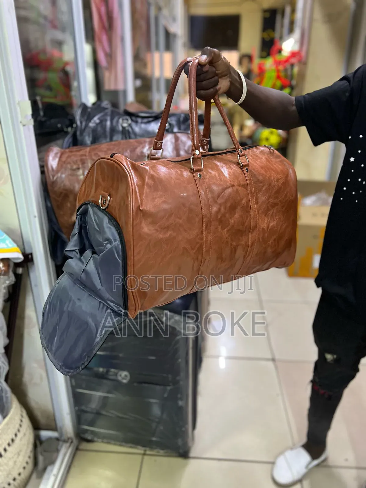 *High Quality Leather Duffel Bag With a Shoe Compartment*