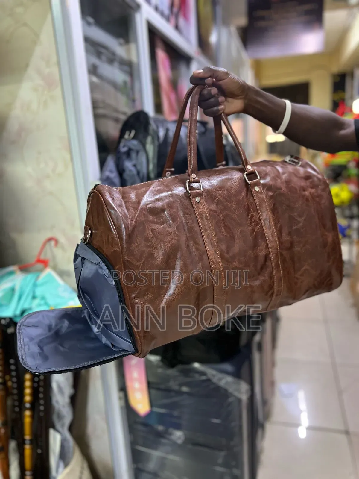 *High Quality Leather Duffel Bag With a Shoe Compartment*