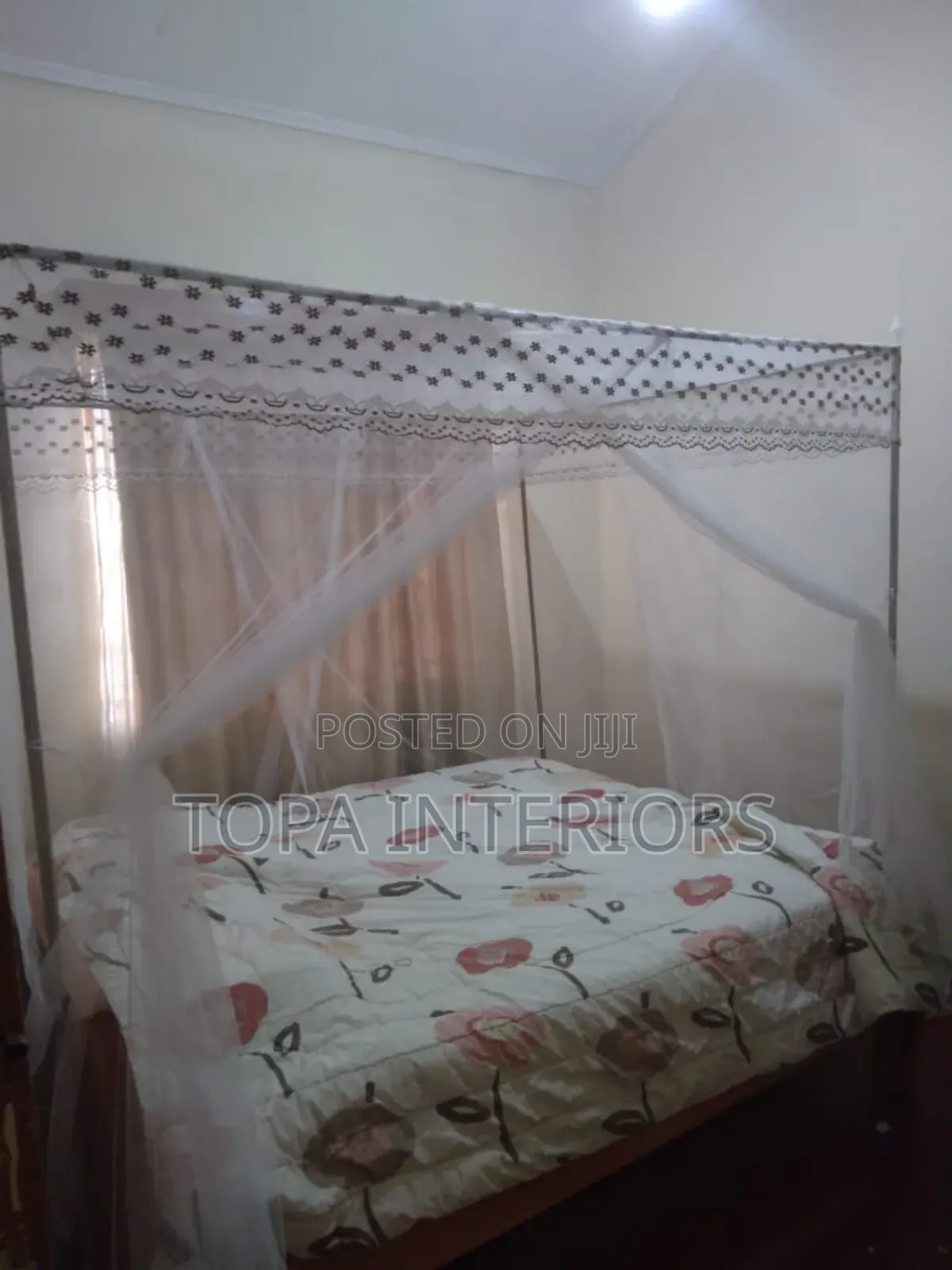 Organize Your Bedroom With 4 Stand Straight Mosquito Nets