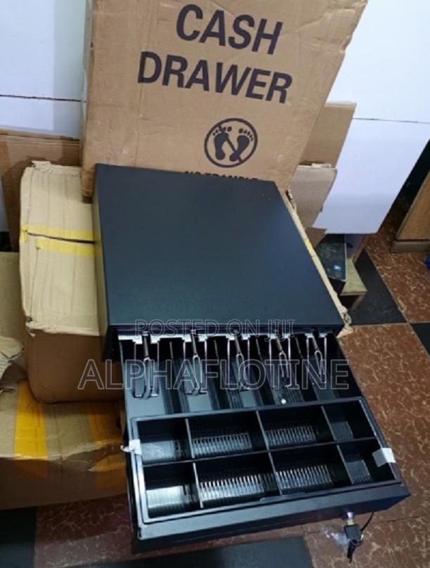 Heavy-Duty Steel Construction Durable, Removable Abs Plastic Cashtray. - main view