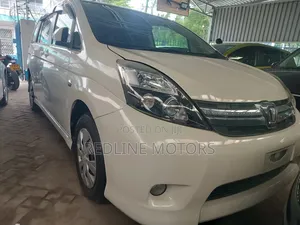 Toyota ISIS 2017 White