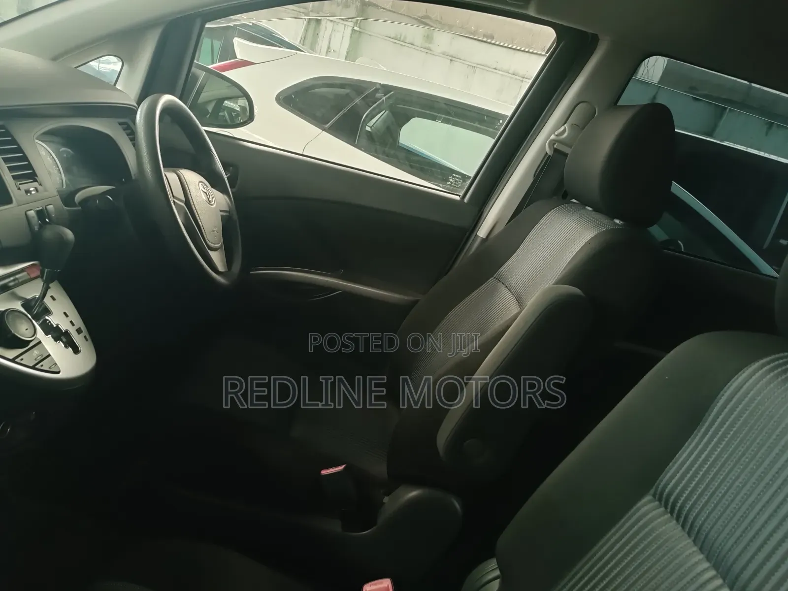 Toyota ISIS 2017 White