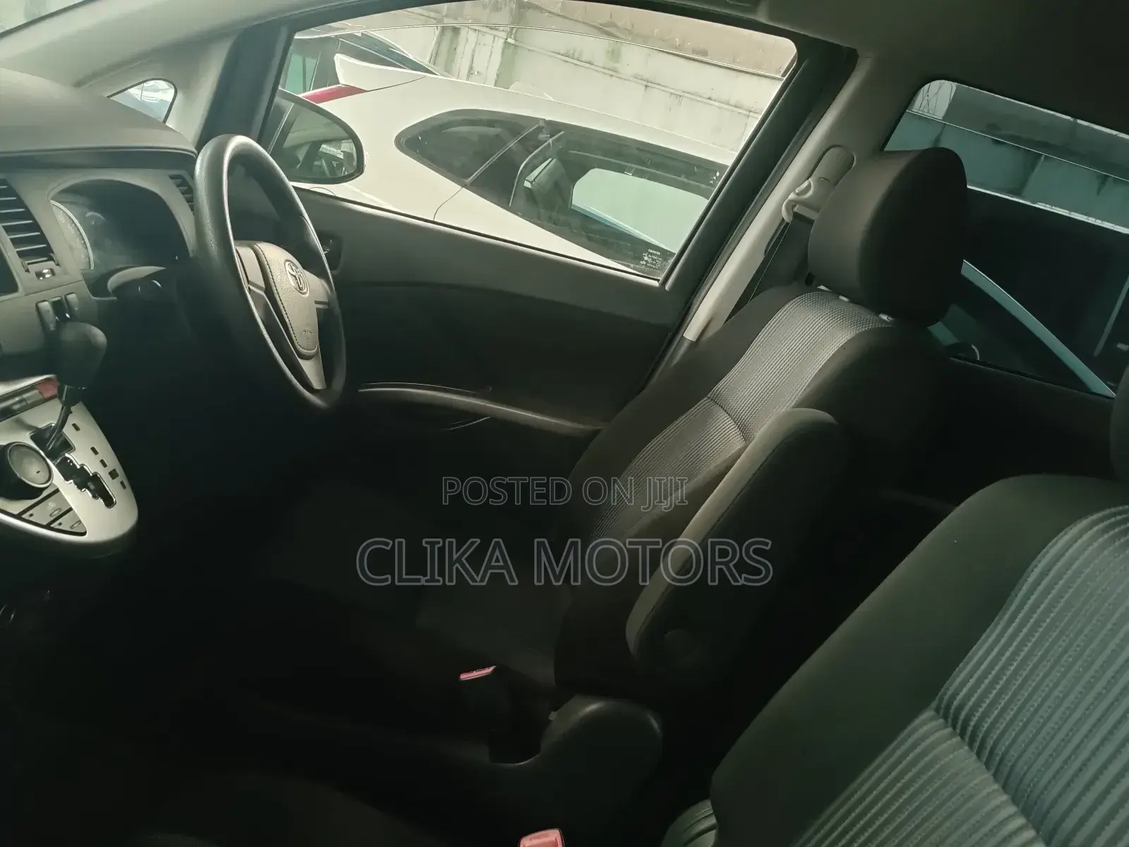 Toyota ISIS 2017 White