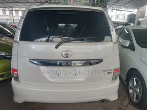 Toyota ISIS 2017 White