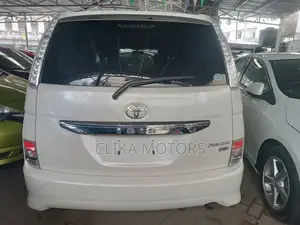Toyota ISIS 2017 White