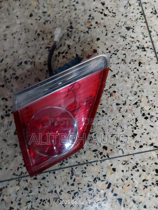 Toyota Crown Boot Light 2015