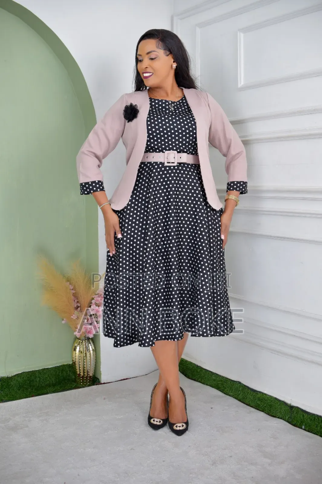 Demure ! Elegant
Sizes 38-46 Dress+ Coat +Belt + Brooch