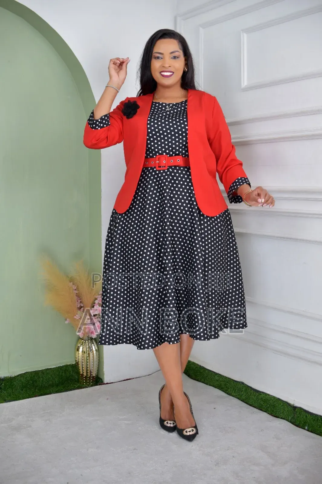 Demure ! Elegant
Sizes 38-46 Dress+ Coat +Belt + Brooch