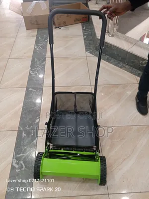 Manual Lawn Mower With A Bag