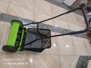 Manual Lawn Mower With A Bag