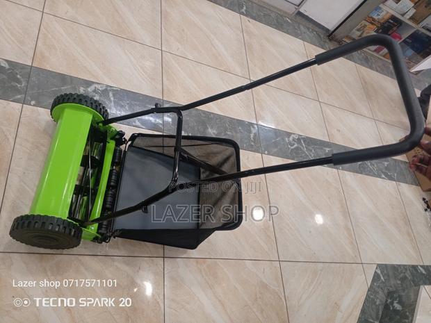 Manual Lawn Mower With A Bag - main view