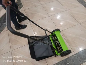 Manual Lawn Mower With A Bag