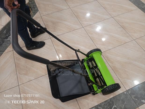 Manual Lawn Mower With A Bag - thumbnail 3
