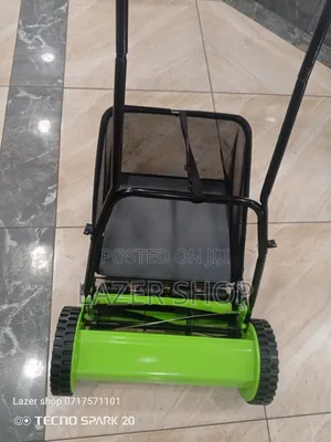 Manual Lawn Mower With A Bag