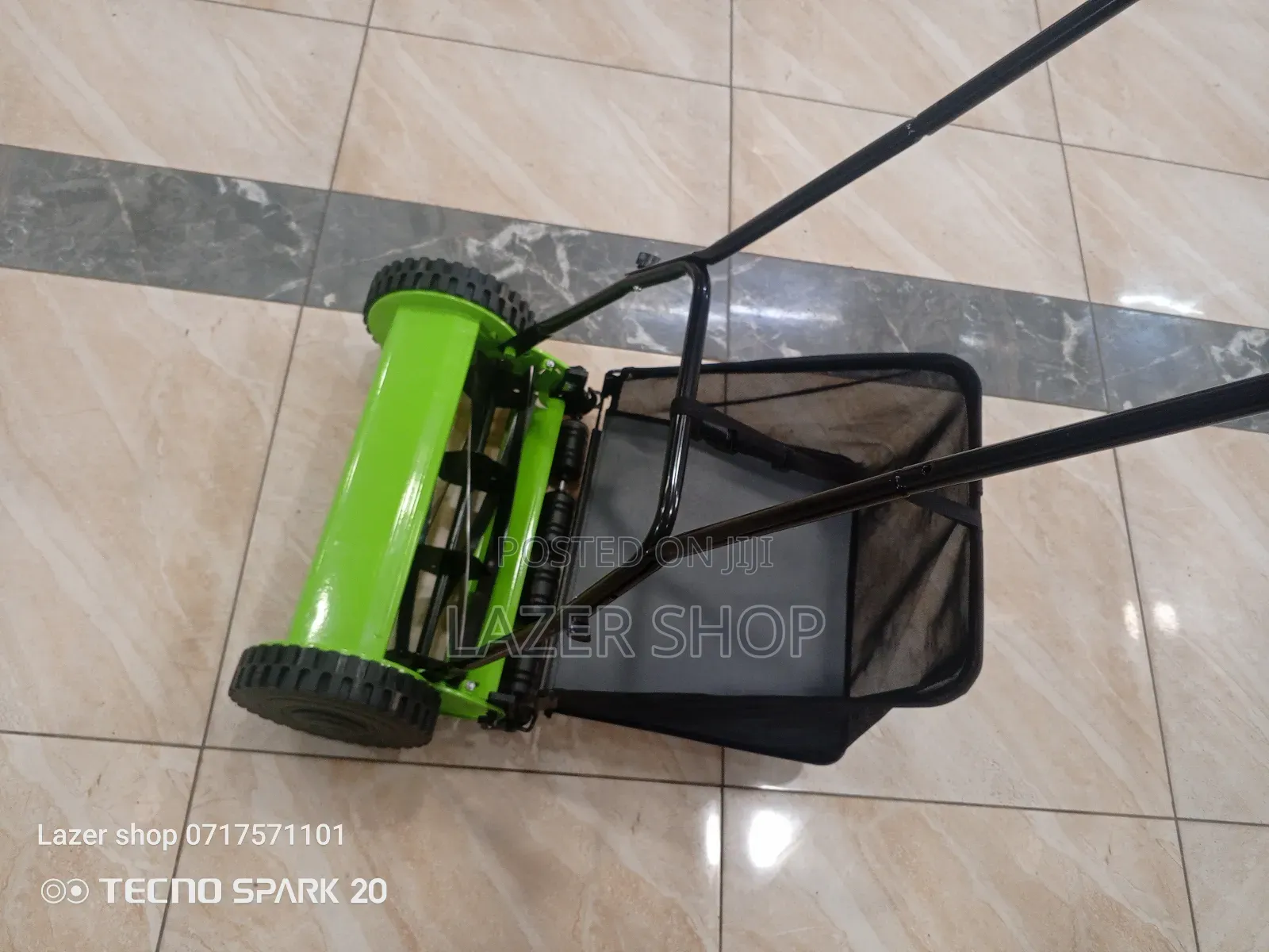 Manual Lawn Mower With A Bag