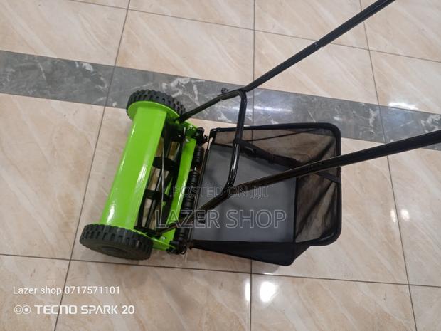 Manual Lawn Mower With A Bag - thumbnail 7