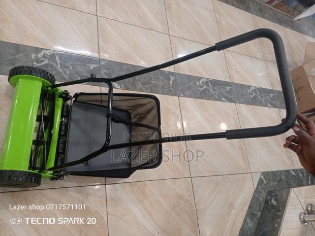 Manual Lawn Mower With A Bag - thumbnail 8