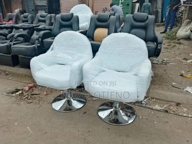 Rotating Hydraulic Seats - thumbnail 3