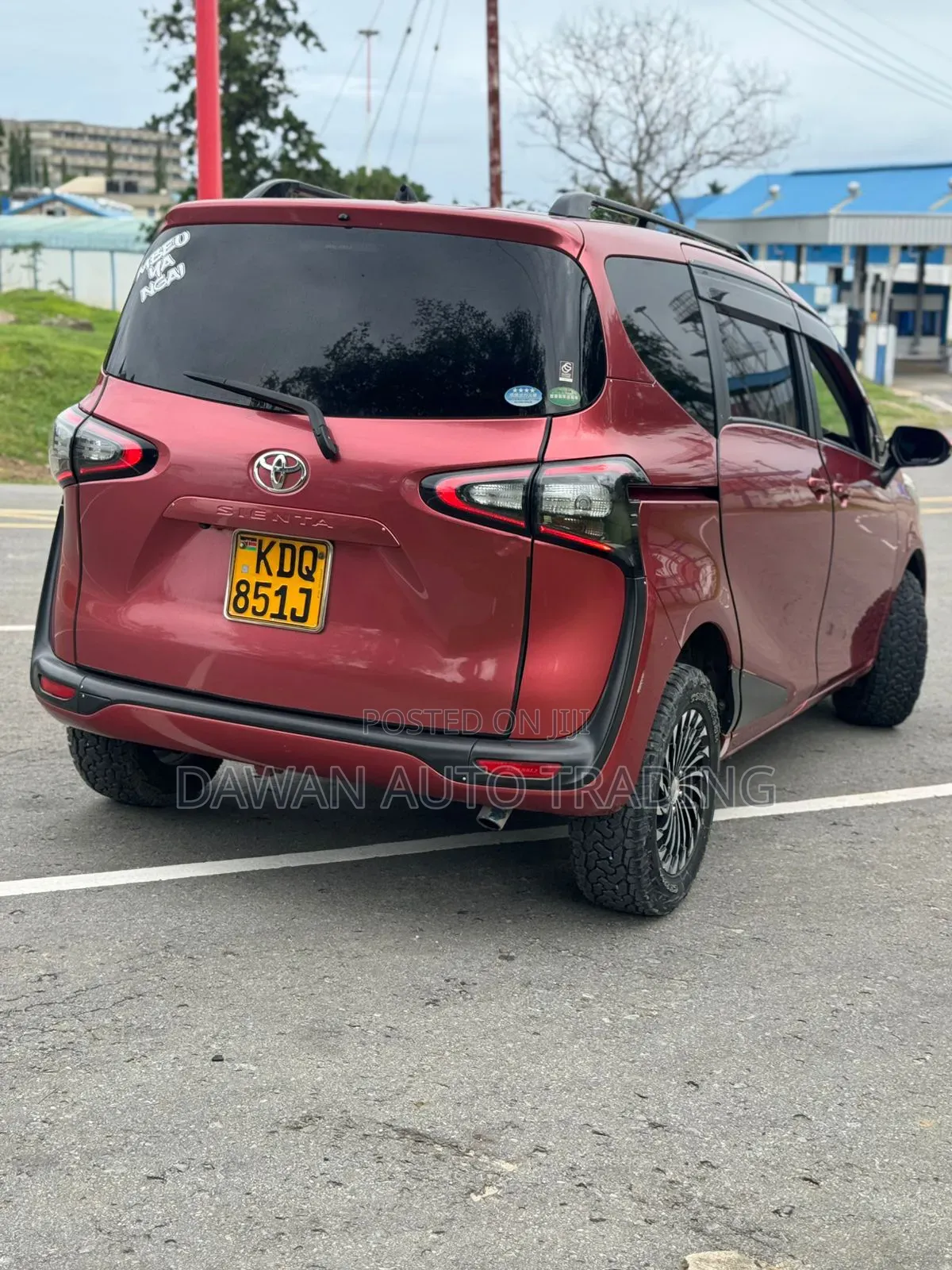 Toyota Sienta 2017 Red