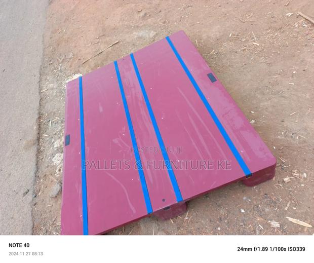 Maroon Plastic Pallet