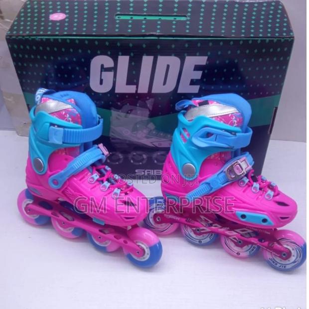 Hard Boot Skate Shoes 
Rubber Wheels