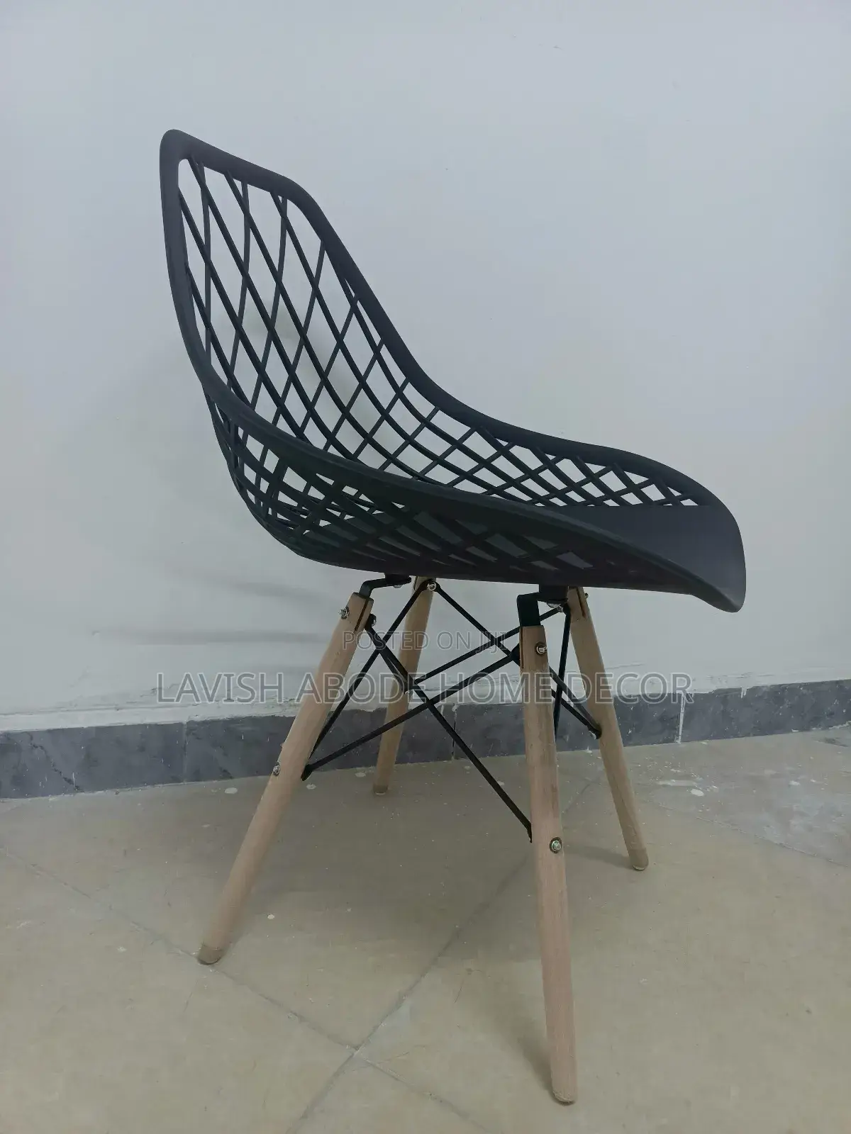 Eame Mesh Chair With Wooden Legs
