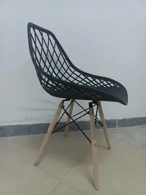 Eame Mesh Chair With Wooden Legs