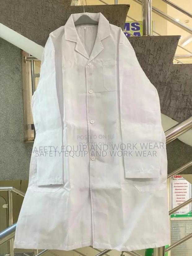 Hospital Grade White Lab Coats For Nurses And Doctors.