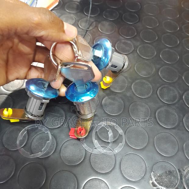 Universal Lock With 3 Staight Keys.