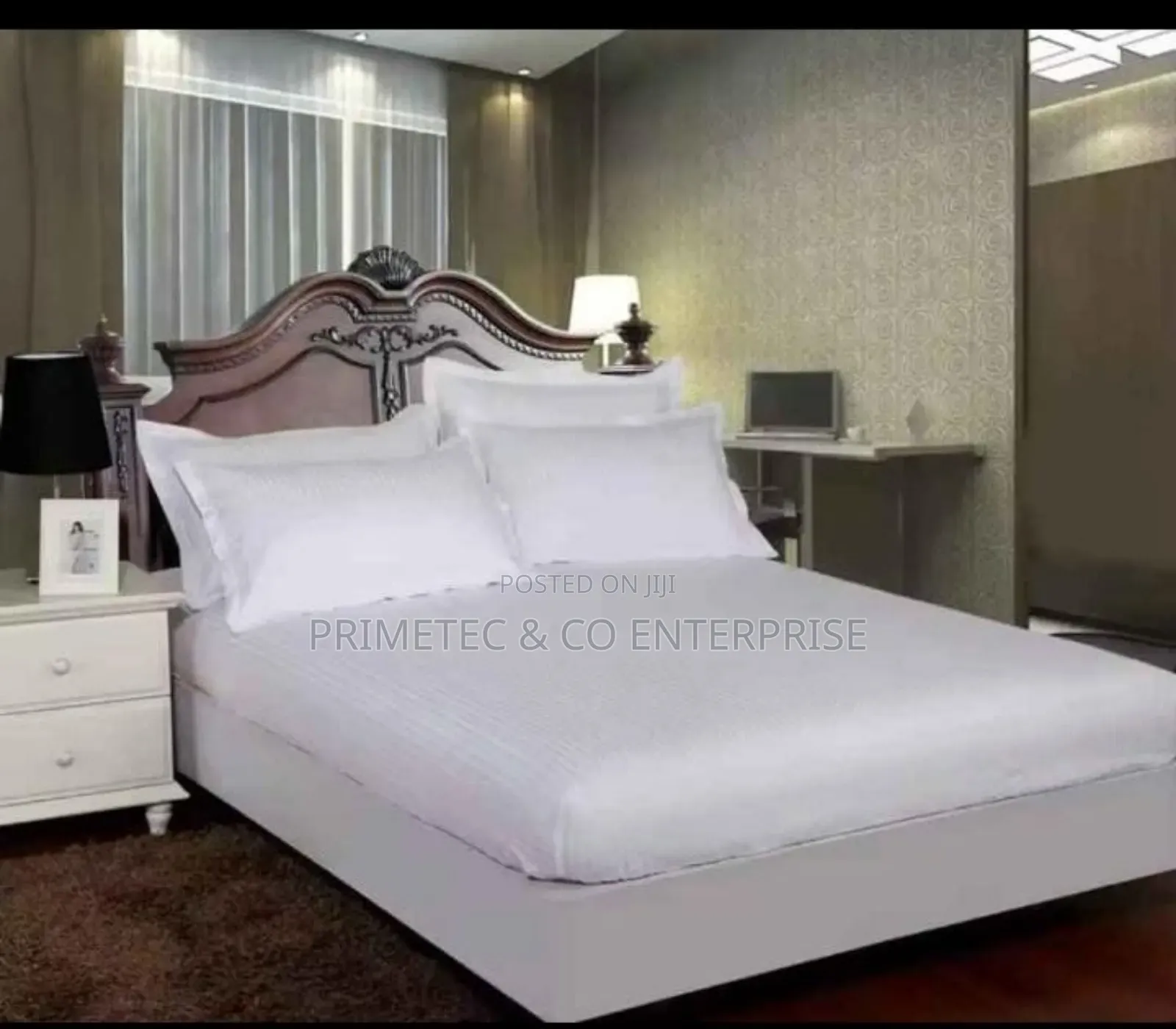5 Pc White Fitted Bedsheets.