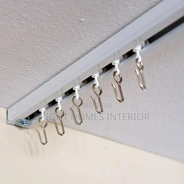 Straight Very Strong Curtain Rail Mounted on the Ceiling