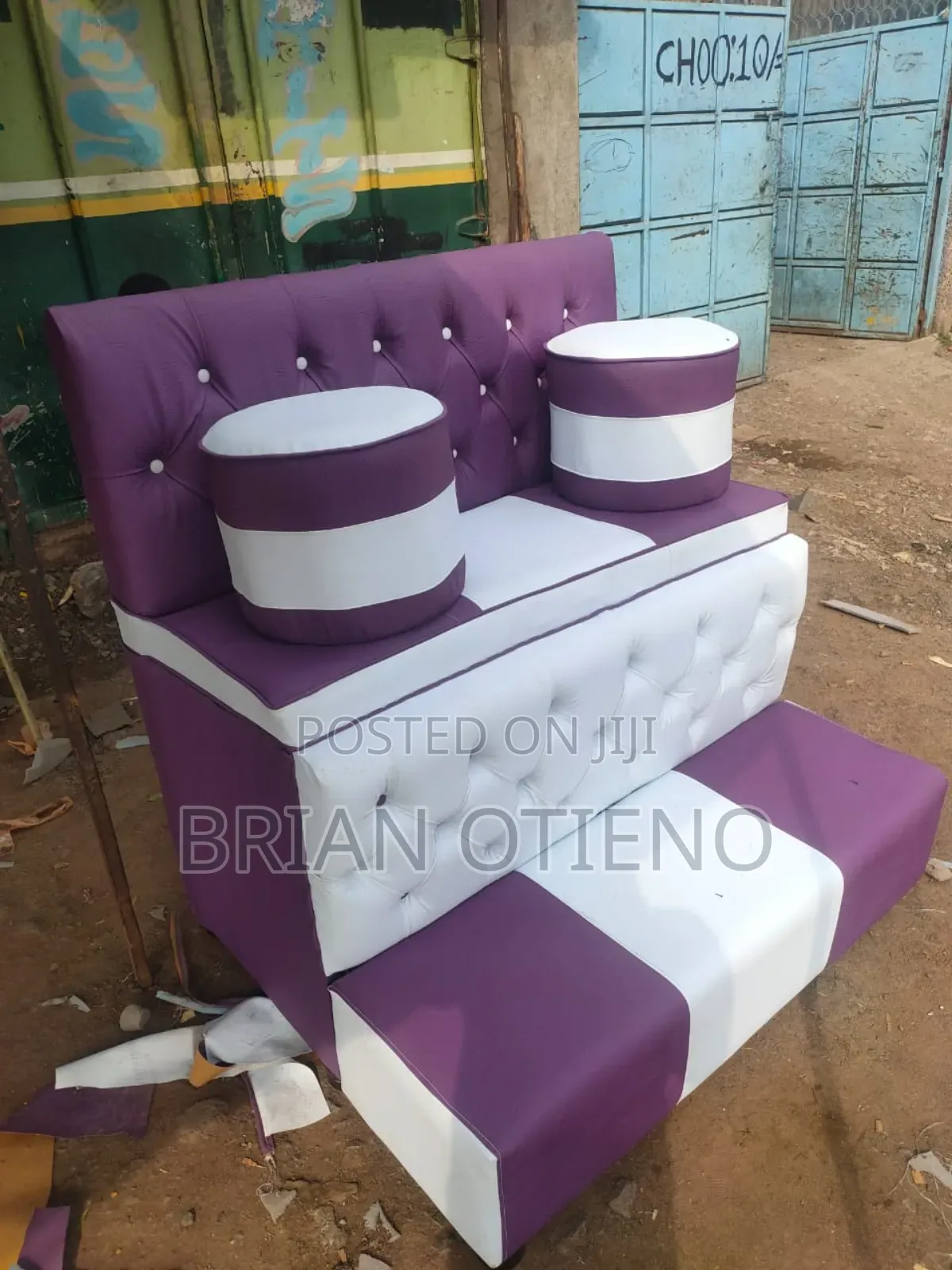 Pedicures Coach With Two Stools