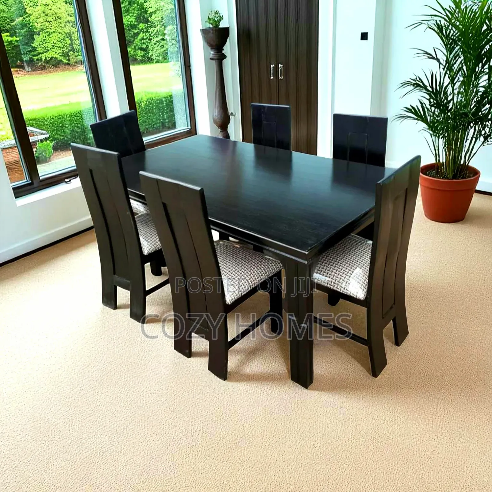 Dining Table Lively, Shiny Black Dining Table