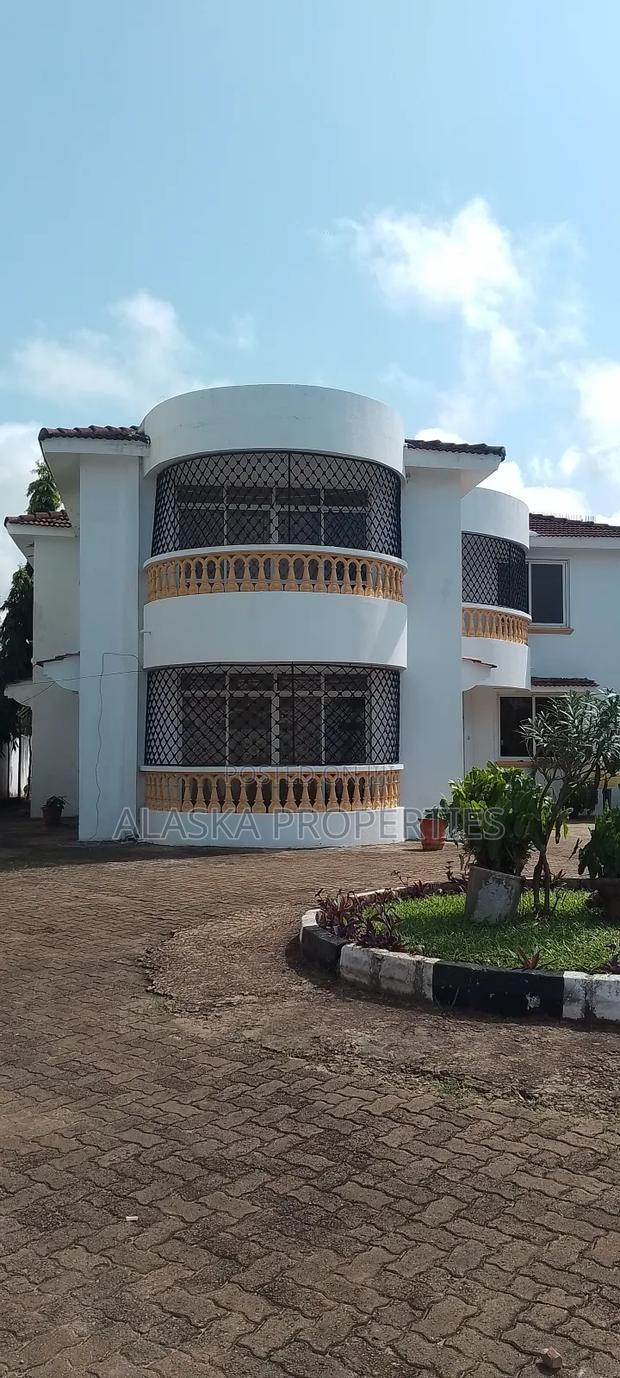 5bdrm Maisonette in Beach Road Estate, Nyali for sale