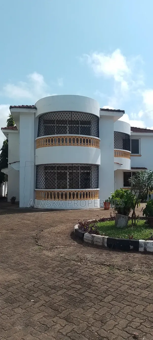5bdrm Maisonette in Beach Road Estate, Nyali for sale