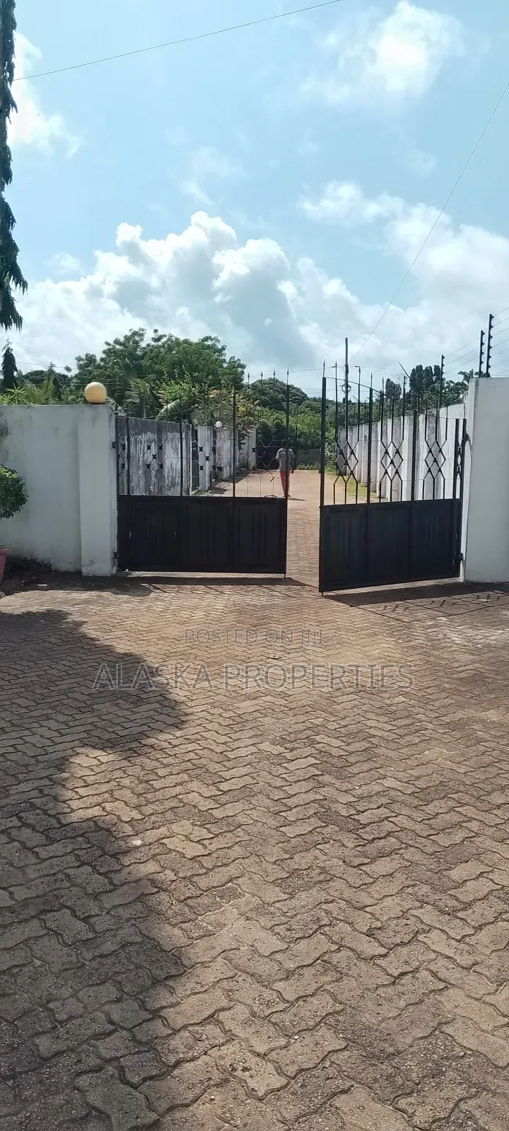 5bdrm Maisonette in Beach Road Estate, Nyali for sale