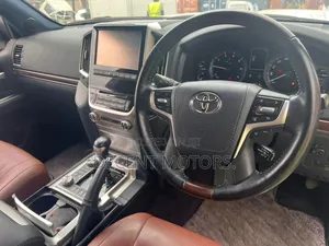 Toyota Land Cruiser 4.6 V8 ZX 2018 White