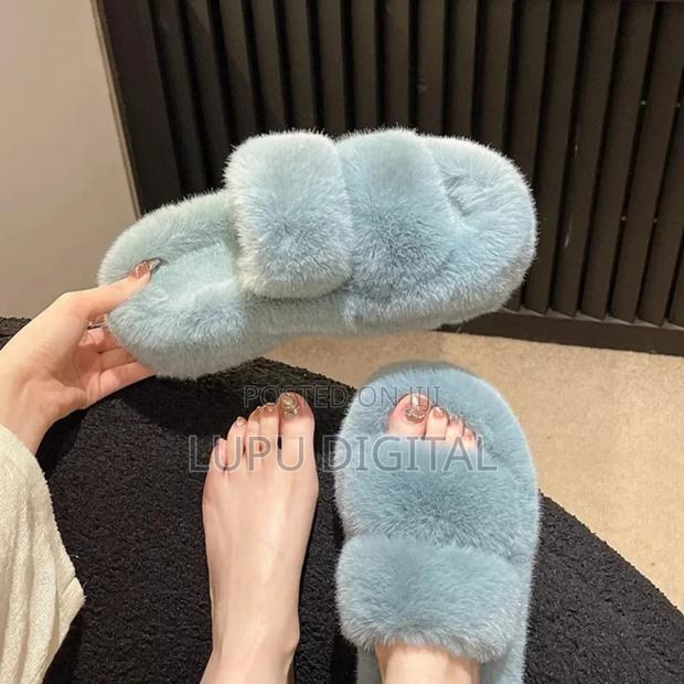 *Fluffy Platform Sandals*
*Size 36- 41* - thumbnail 3