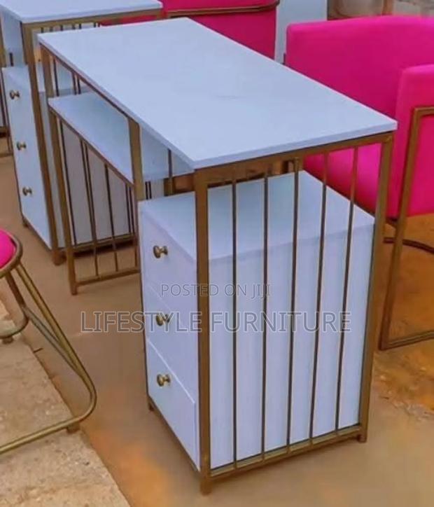 Manicure Table - main view