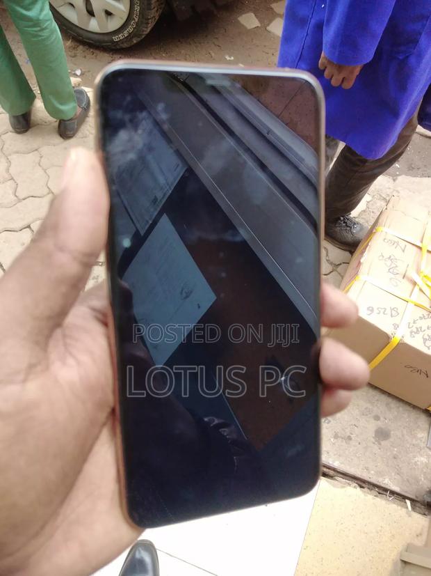 Apple iPhone 11 Pro Max 256 GB Gold - main view