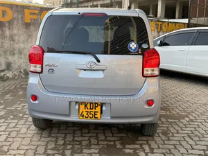 Toyota Porte 2017 Blue