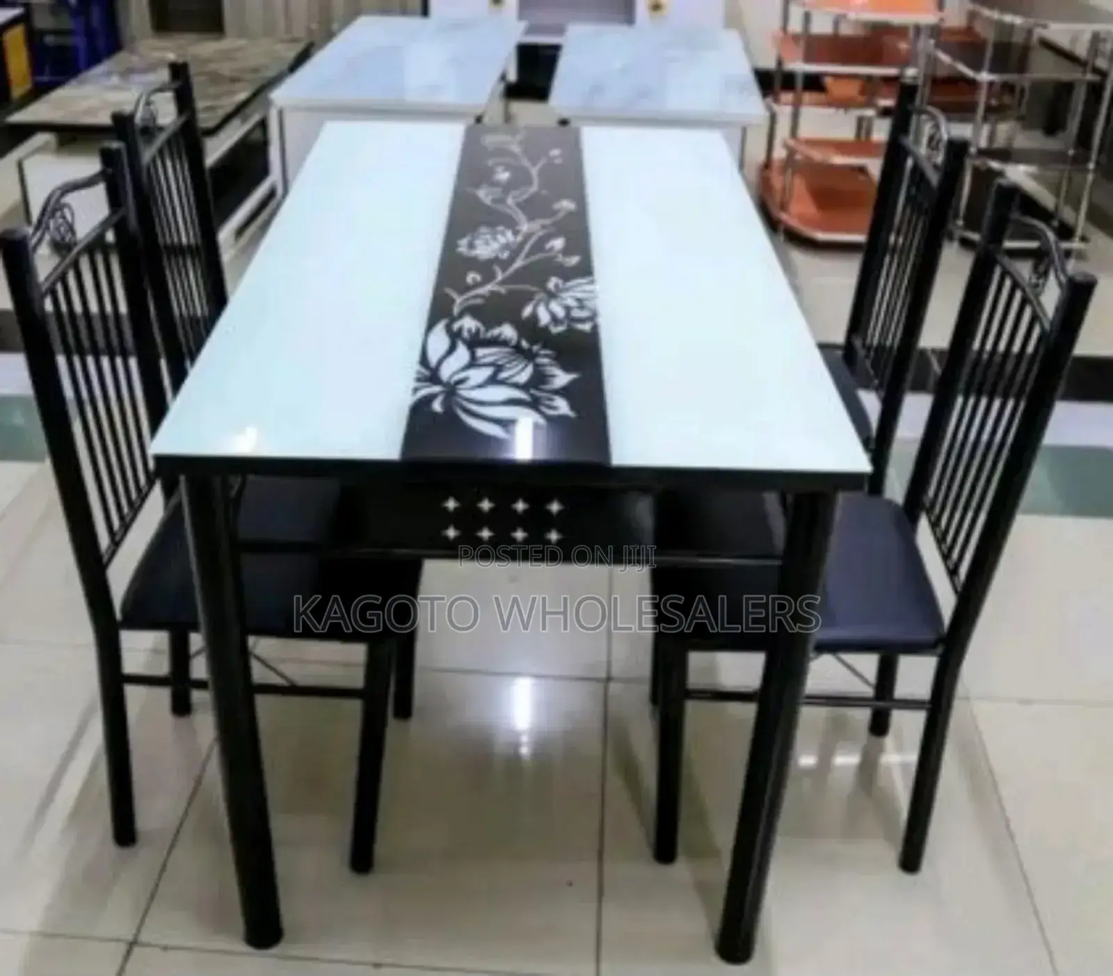 4 Sitter Dining Table / White and Black Top