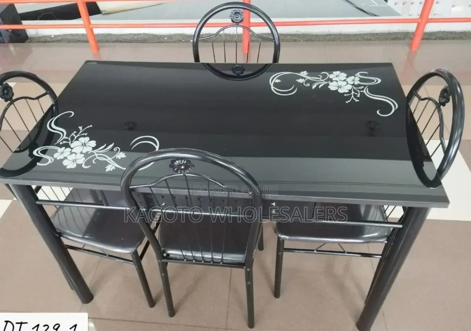 Black 4 Sitter Dining Table / 4 Seats