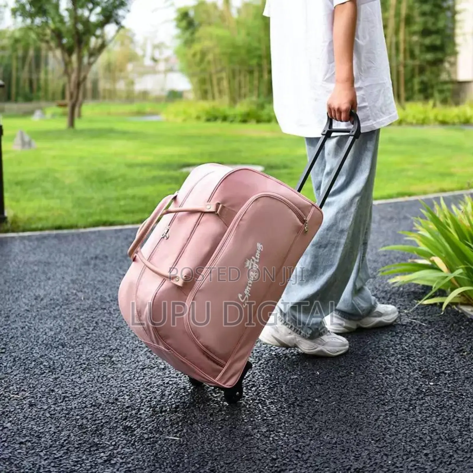 A Traveling Bag on Wheels/Unisex Trolley Hand Travel Bag