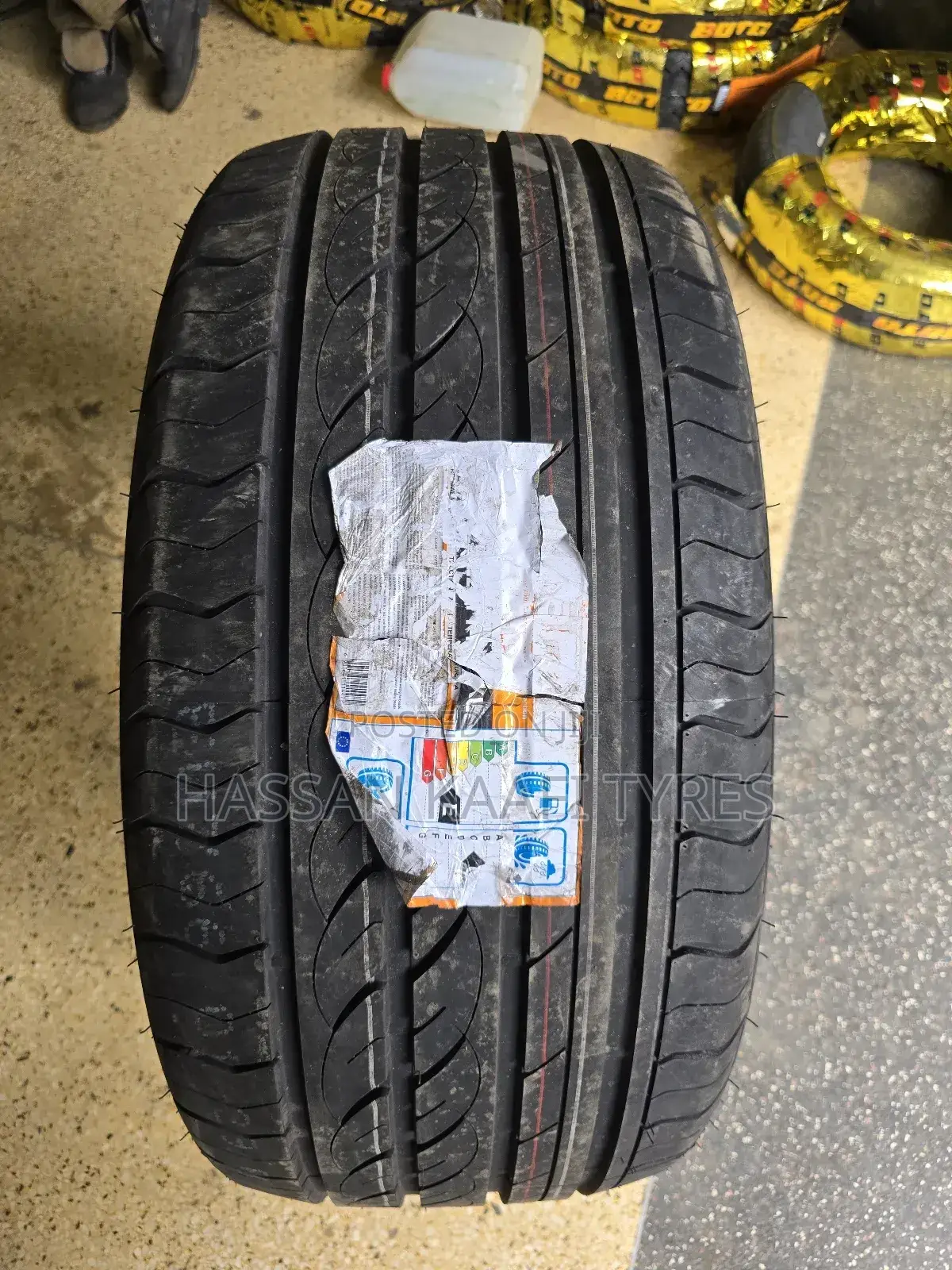305/40r22 Centra Tyre