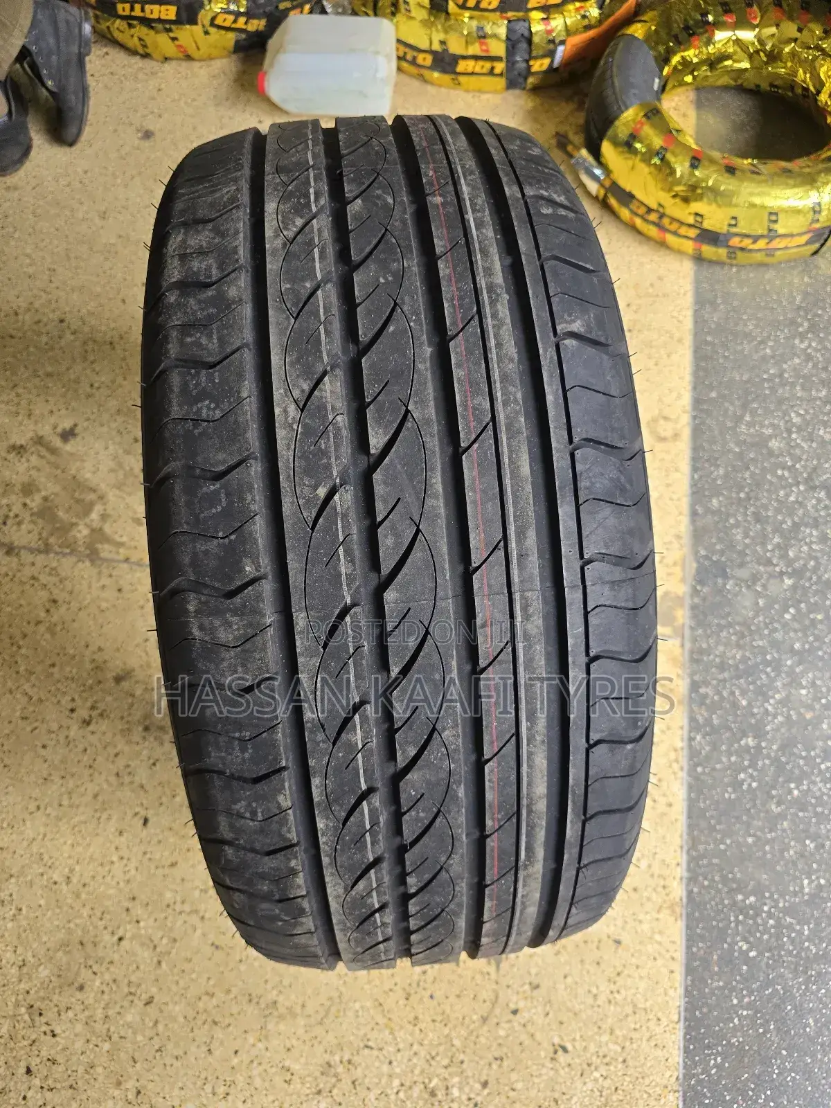 305/40r22 Centra Tyre
