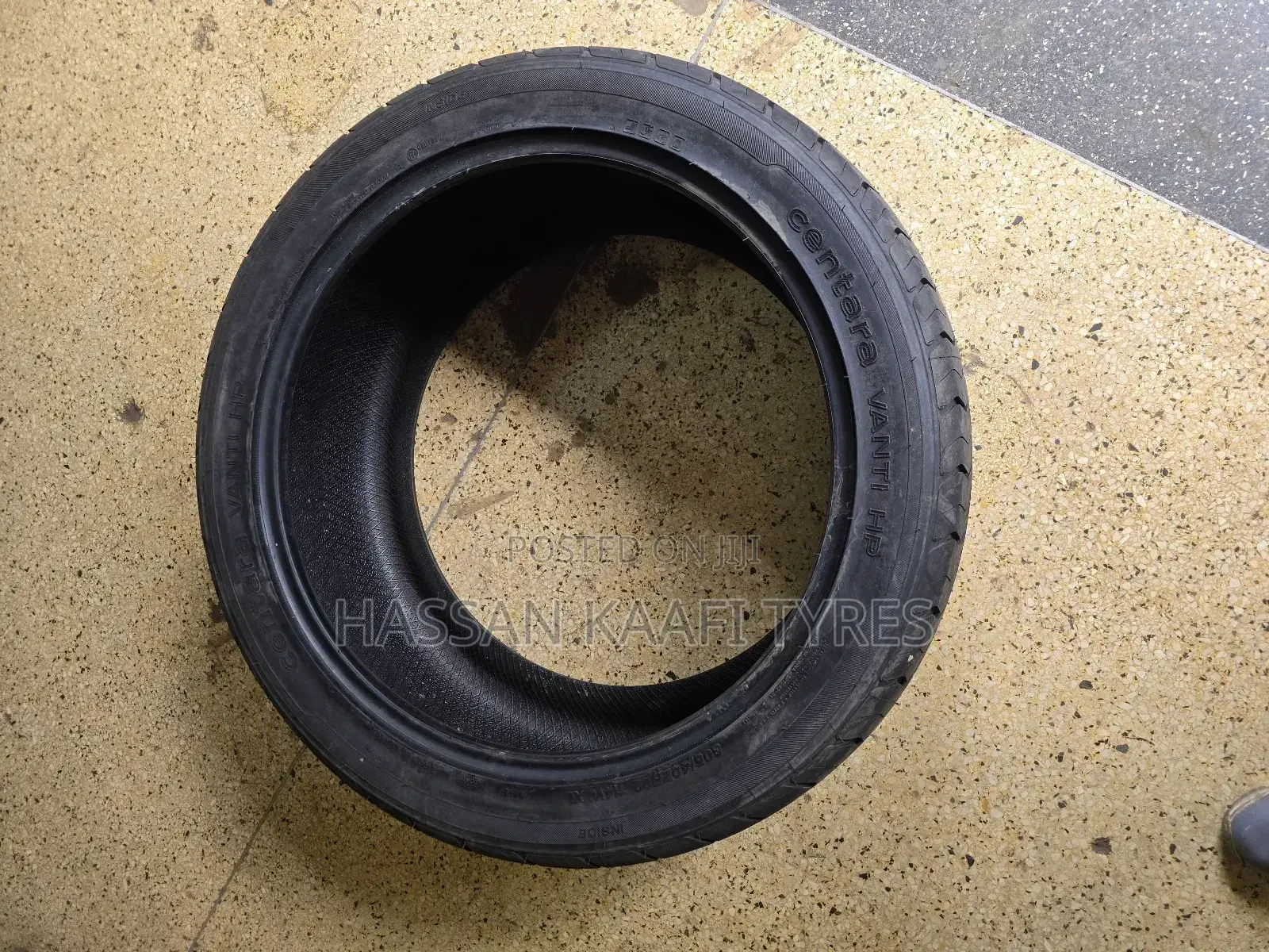 305/40r22 Centra Tyre