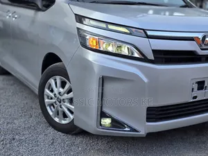 Toyota Voxy 2018 Silver